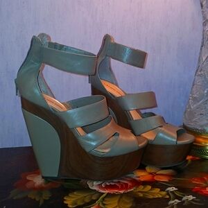 Gianni Bini taupe platform wedge size 8